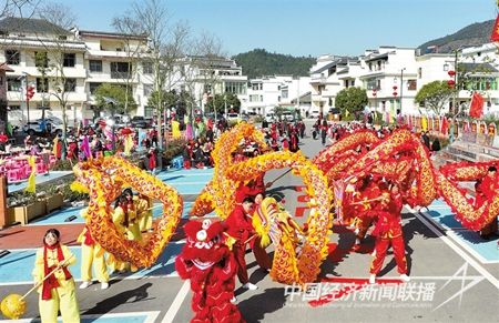 2月11日，上犹县梅水乡园村村民舞龙贺新春.jpg?v=1708349014