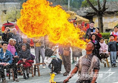 2月16日，游客在龙南市关西围景区观赏非遗项目喷火表演.jpg?v=1708349014