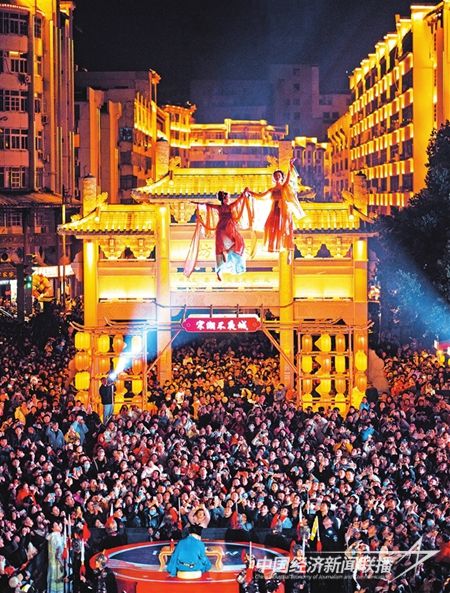 2月17日晚,市民和游客在赣州市江南宋城历史文化旅游区看“飞天”表演.jpg?v=1708349014