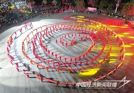 2月15日晚，宁都县城翠微广场上的客家非遗民俗桥帮灯蜿蜒如长龙.jpg?v=1708349014