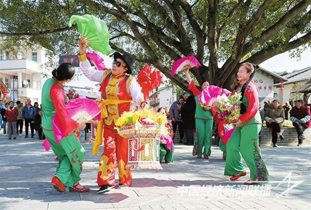 2月12日,瑞金市象湖里的茶灯表演生动诙谐.jpg?v=1708349014