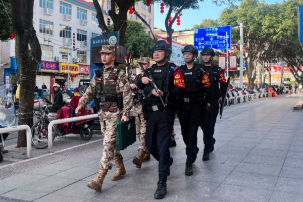 20240221 福安公安巡特警:春节巡防不停歇 守护平安福安城6.jpg