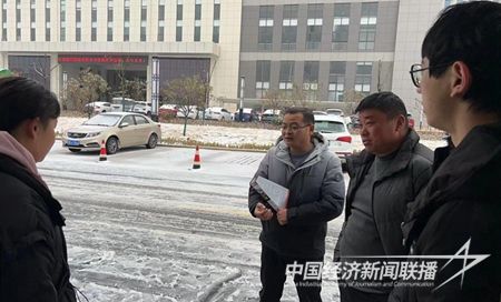 人大代表在向求职者讲解企业情况_proc.jpg?v=1708876444