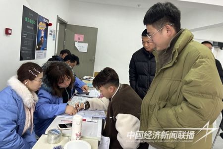 人大代表带求职者在凯耀求职_proc.jpg?v=1708876444